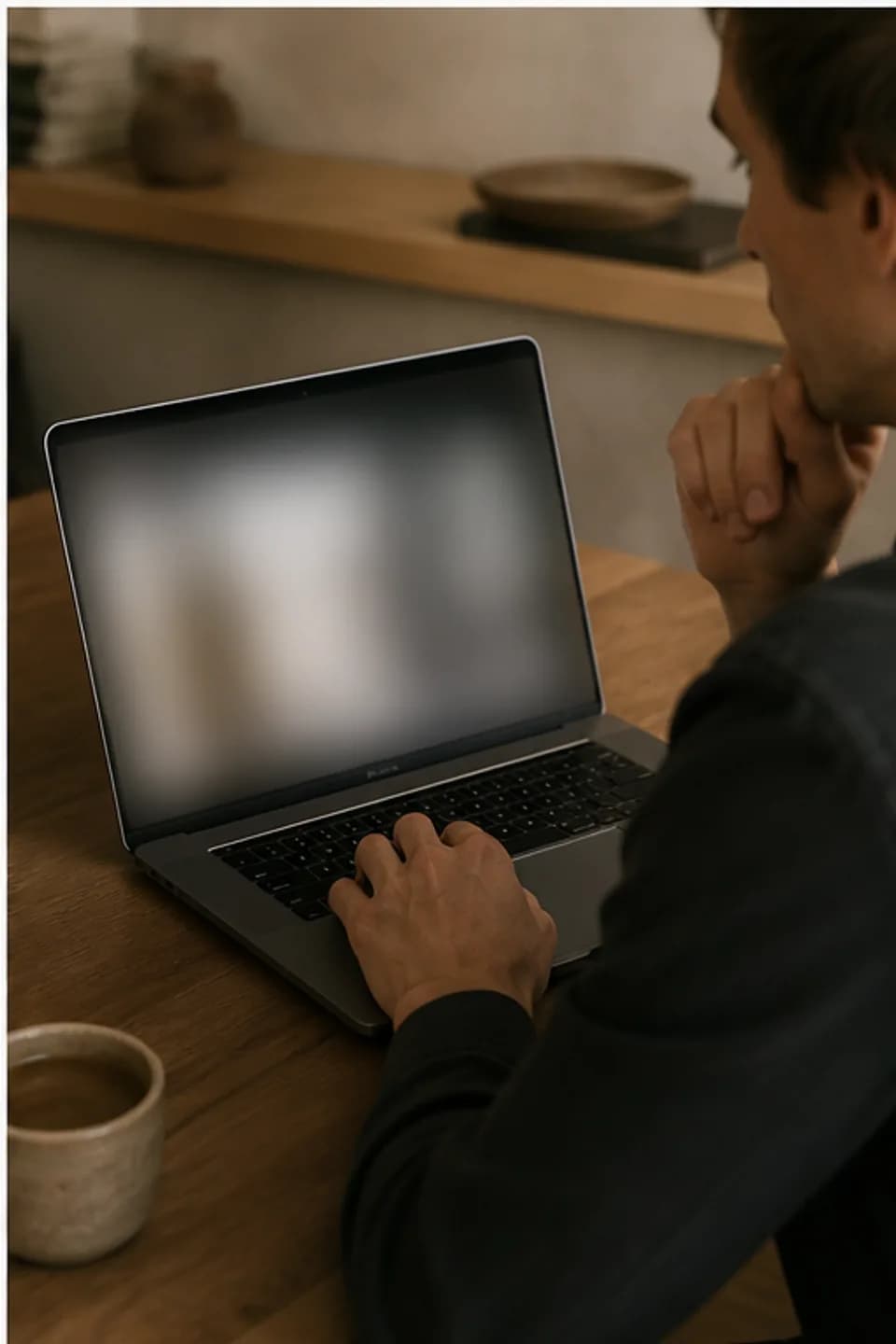 Cookies: Eine Fachkraft legt einen Arbeitslaptop in eine geschlossene Schublade