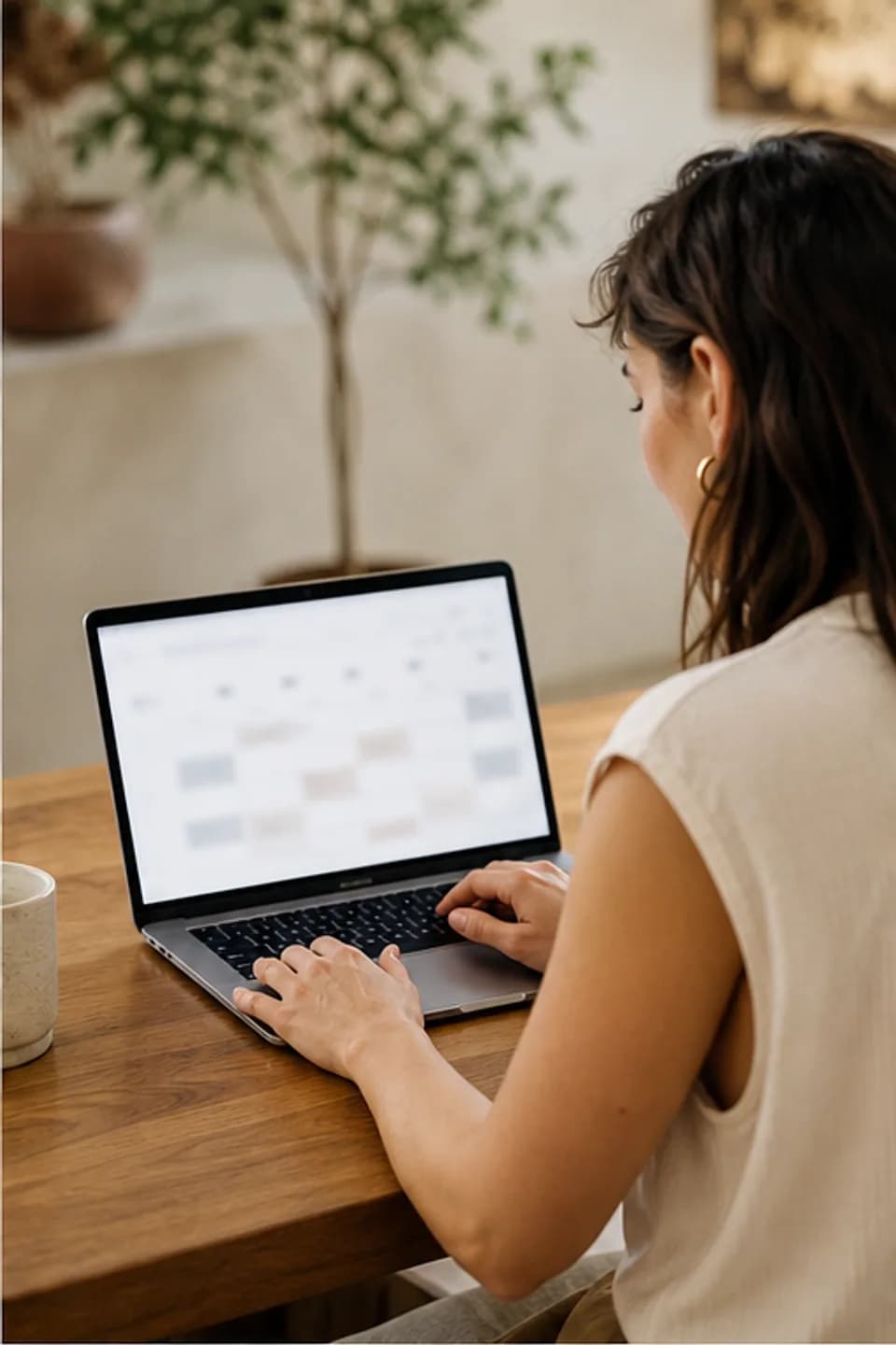 Online-Buchung: Eine Fachkraft prüft einen unleserlichen Kalender am Laptop